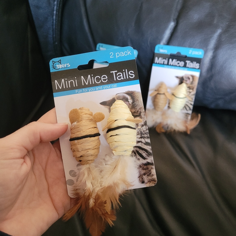 NEW Tiny's Pet Products Cat Toy Interactive Mouse Shaped Toy with Feather Tails